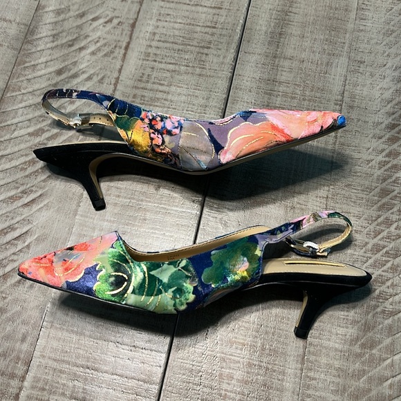 Tahari Saint Floral Slingback Heels NWOB/T Size 9 Beautiful shoes!! - Picture 2 of 9